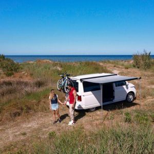 Nástěnná kazetová markýza Fiamma F45S 2,6 m pro VW T5/T6 Multivan KR – levostranná verze (pouzdro Sytě černá, plátno Královská šedá) 306237