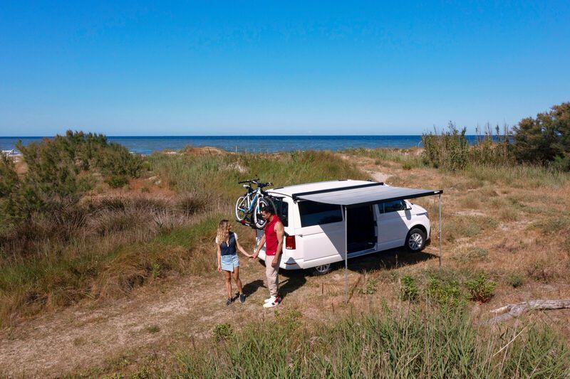 Nástěnná kazetová markýza Fiamma F45S 2,6 m pro VW T5/T6 Multivan KR - levostranná verze (pouzdro Sytě černá, plátno Královská šedá) 306237