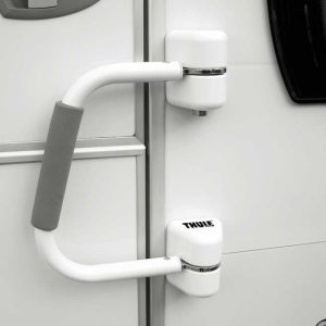 Bezpečnostní madlo a dveřní zámek Thule Security Handrail zkrácená verze (přídavné madlo a přídavné zabezpečení vstupních dveří se dvěma cylindrickými vložkami) 312705 Bezpečnostní madlo a dveřní zámek Thule Security Handrail zkrácená verze (přídavné madlo a přídavné zabezpečení vstupních dveří se dvěma cylindrickými vložkami) 312705